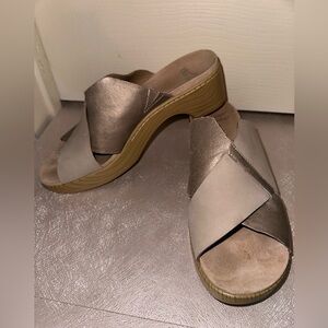 Dansko Metallic and Beige Mules heeled sandal 39 summer beach vacation leather